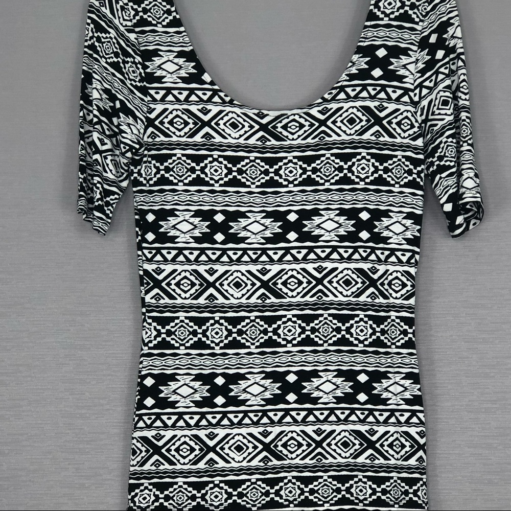 Black and White Geometric/Tribal Print Top. SZ M